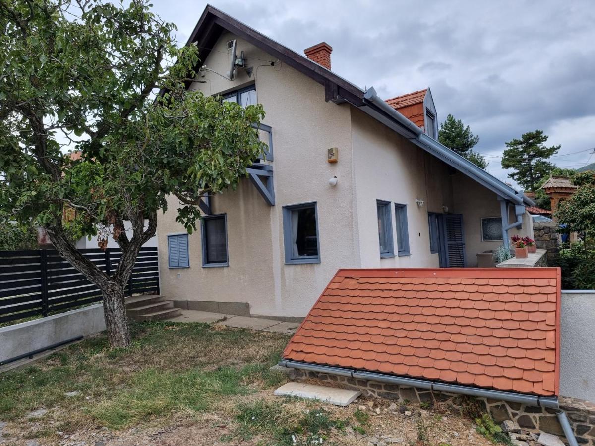 Apartmanhaz 2-6 Fonek *