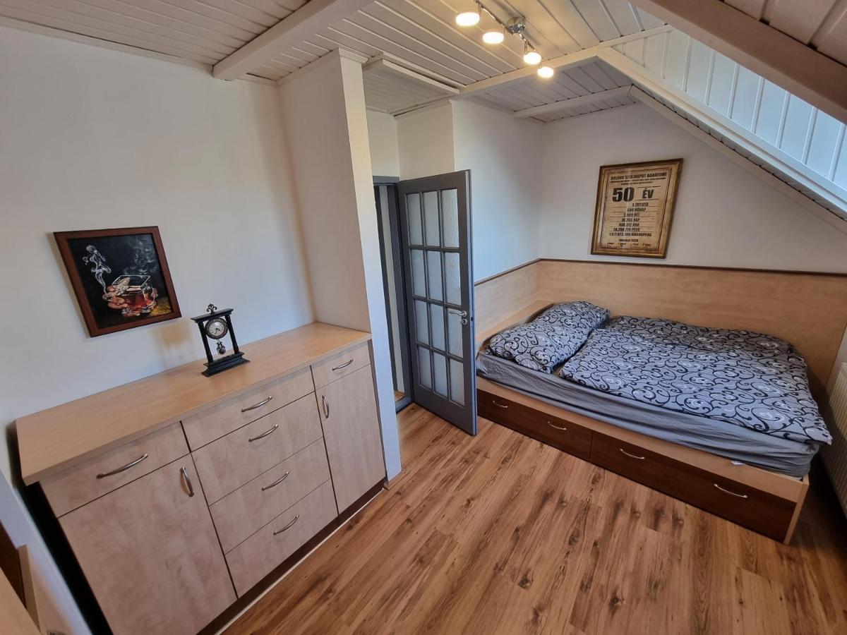Apartmanhaz 2-6 Fonek * Pecs